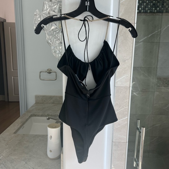 ALICE + OLIVIA SARIYA CUTOUT BODYSUIT BLACK - Picture 9 of 13